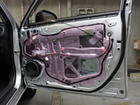 ［取り付け方で音が変わる？］ドアスピーカーの制振材を貼るコツ 画像