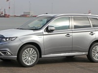 三菱 アウトランダーPHEV、改良新型モデルの第一号車が欧州到着…8月発売へ 画像