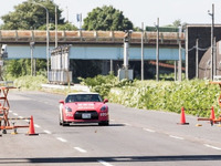 高速走行車両と8Gbpsの超高速通信に成功　ドコモなど3社、28GHz帯対応アンテナで 画像