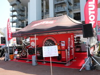 鈴鹿8耐 GPスクエアにMOTULブース登場! 交換実演も 画像
