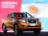 日産の新世代ピックアップトラック NP300、量産第一号車がルノー工場からラインオフ 画像