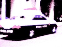 道路に飛び出したとみられる男児、パトカーにはねられて重傷 画像