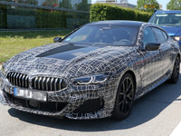 BMW 8シリーズ の4ドア仕様「グランクーペ」プロトタイプを激写!この迫力は「M8」か 画像