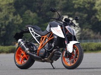 【KTM スーパーDUKE R&GT 試乗】ダカール由来のモンスターに2つの個性…佐川健太郎 画像