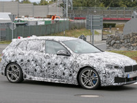 BMW 1シリーズ 次期型、最新プロトタイプを目撃…「M」には340馬力の直4ターボか 画像