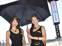 海外からのスタッフに人気は？ 暑さに負けない笑顔、鈴鹿10時間耐久のレースクイーン［フォトレポート］ 画像