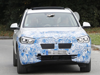 電動SUVの発表相次ぐ、BMWは「iX3」で勝負! 市販モデルの「顔」をスクープ 画像
