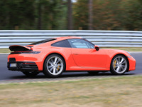 ポルシェ 911 新型「PCCB」装着モデルを確認! オレンジボディが映える 画像