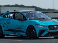 市販EVベースによるワンメイクレース、世界初 ジャガー I-PACE eトロフィーが12月に開幕 画像