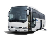 三菱ふそう、大型観光バスにエレベーター付きモデルを設定 車いすの昇降を支援 画像
