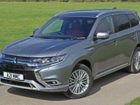 三菱 アウトランダーPHEV、2019年型に新グレード…欧州で設定 画像