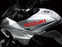あのスズキ カタナがついに復活!! カワサキ Z900RS とガチンコ勝負だ 画像