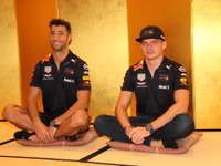 レッドブルのダニエル・リカルドとマックス・フェルスタッペンが書道に挑戦、その出来栄えは?…F1日本GP前に 画像