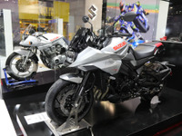 新型『カタナ』がパリにも出現！ 新旧モデル共演…パリモーターショー2018［詳細画像］ 画像