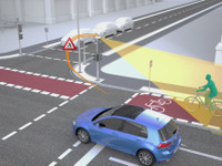 信号機のセンサーが自転車や歩行者を検出しドライバーに警告、VWがV2Xの公道実験 画像