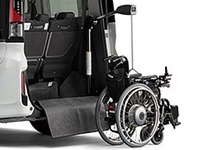 ホンダアクセス、チェアサポートリフトとフローリングチェアマット発売 福祉車両向けアクセサリー 画像