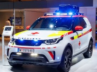 ランドローバー ディスカバリー が赤十字のレスキュー車に、ドローン装備…パリモーターショー2018 画像
