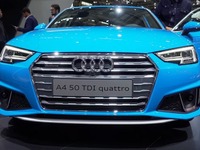 アウディ A4 改良新型、最新バーチャルコクピット設定…パリモーターショー2018 画像