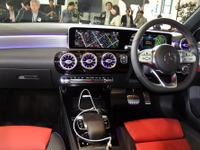 メルセデスベンツ Aクラス 新型、対話型インフォテイメントシステムを初採用---MBUX 画像