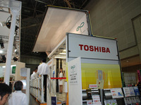 【エコプロダクツ07】エレベータ搭載の改造トラックに来場者驚嘆 東芝 画像