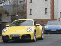 ポルシェ 911 新型、現行モデル引き連れ最終テスト…進化くっきりと 画像
