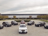ロールスロイス初のSUV『カリナン』がラインオフ…日本は2019年から納車を開始 画像