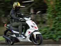 【プジョー スピードファイト125 試乗】見た目も走りもレーシング風味、“カブキ顔”は注目の的…青木タカオ 画像