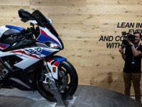 BMW「M」が二輪に拡大展開、新型 S1000RR 用パーツを発表…EICMA 2018 画像