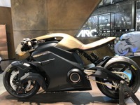 電動バイク『ベクター』発表、ヘルメットのバイザーに各種情報を投影…EICMA 2018 画像