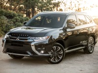 三菱 アウトランダー PHEV、2019グリーンSUVのファイナリストに…最終結果はロサンゼルスモーターショー2018で発表へ 画像