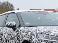アウディ最小の電動SUV、ソーラーパネル採用か…「Q2 e-tron」をスクープ 画像
