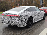 アウディ RS7 新型はハイブリッドで700馬力に!? プロトタイプを激写 画像