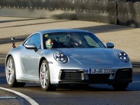 ポルシェ 911 新型、元F1ドライバーが試す…ワールドプレミア直前、擬装わずか［動画］ 画像