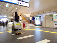 自律移動警備ロボット「ペルセウスボット」が西武新宿駅で実証実験 画像