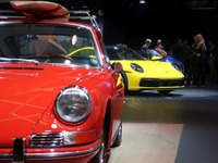 最新のポルシェ 911、ボディは刷新されているのか？…ロサンゼルスモーターショー2018 画像