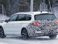 VW パサートヴァリアント、新エンジン搭載でウインターテスト開始…「R」の噂も 画像