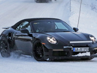 豪雪にあらわれた新型 911、610馬力の「ターボS カブリオレ」か 画像