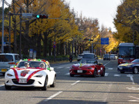 ドライバーはサンタ、クリスマスの飾りをつけたロードスター32台が横浜を走った 画像