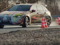 またクリスマスのビデオ？ メルセデスAMG 開発車両がドリフト［動画］ 画像