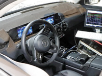 メルセデスの新SUV「GLB」、発表は年内? Aクラスとは微妙に違う運転席 画像
