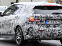 BMW 1シリーズ 新型、最終デザインほぼ見えた…3ドア廃止で3月デビュー 画像