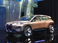 BMWの次世代EVをVRドライブ、自動運転中にテレビ会議参加も…CES 2019 画像