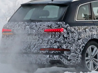 雪煙に新テールライト光る…アウディ SQ7 改良新型、デビューは今秋か 画像