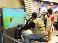 【東京ショー2001 MC速報】本物もいいけど……ホンダのシミュレーターに乗ろう 画像