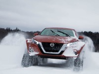 日産のファミリーセダンが雪上車に変身、大胆ワイドボディにクローラ装着 画像