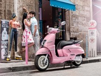これもフランス流? プジョーのネオレトロスクーターに「ドピンク」登場…ジャンゴ125ABS 画像