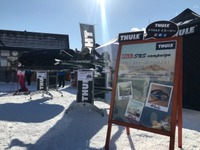 スキーキャリアをスバルゲレンデタクシー会場で展示したTHULE 画像