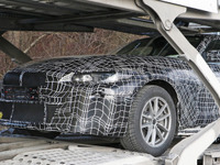 BMW初の4ドアクーペEV、『i4』市販型を激写!キドニーグリルはEV専用デザイン 画像