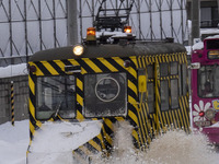 札幌の冬の風物詩「ササラ電車」が未明に脱線…線路の氷に乗り上げる　2月1日発生 画像
