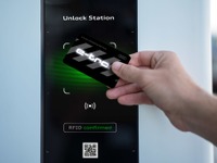 アウディ『e-tron』に専用充電サービス、カードをかざすだけで充電可能 画像